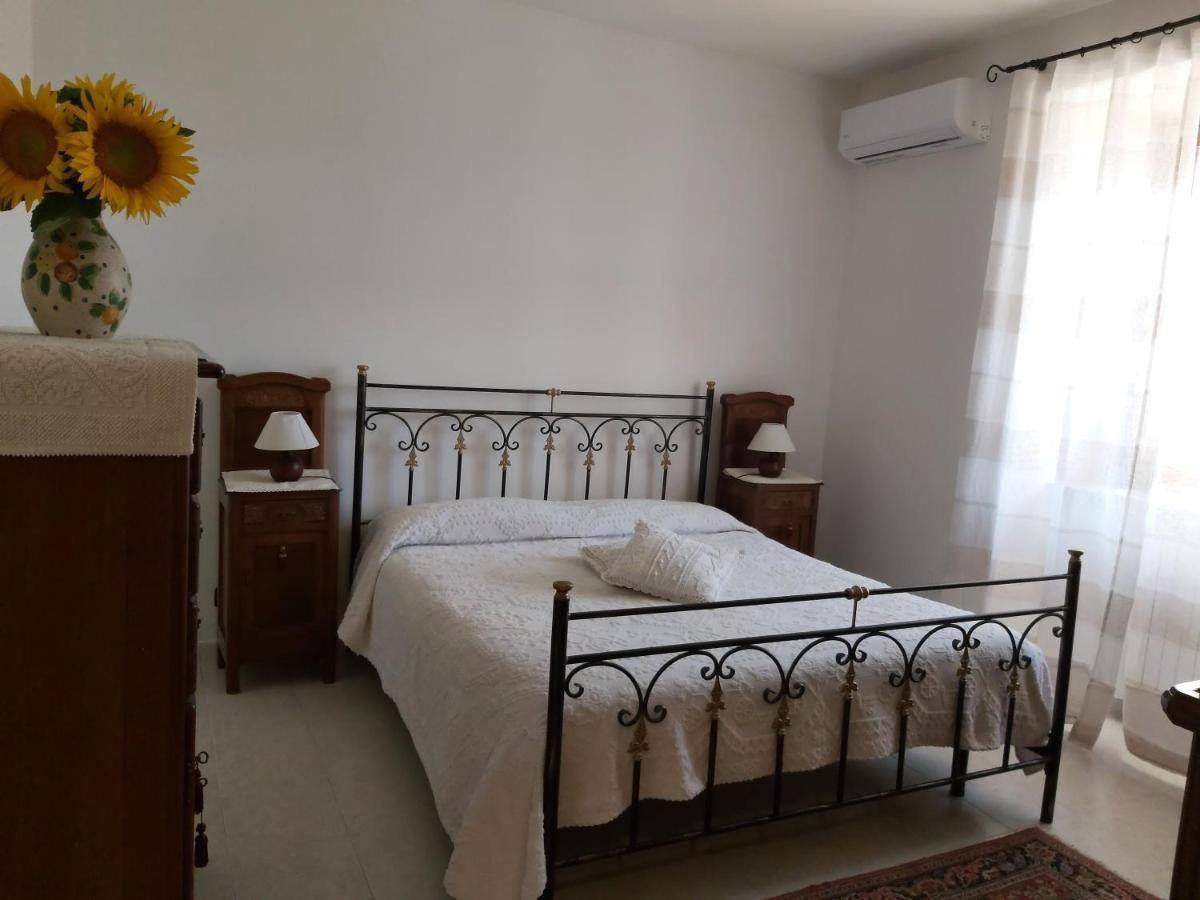 לינה וארוחת בוקר מונקלבו Cascina Il Volo מראה חיצוני תמונה