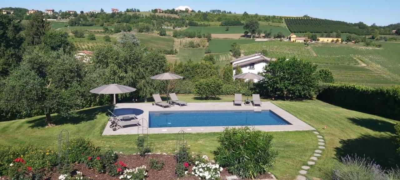 לינה וארוחת בוקר מונקלבו Cascina Il Volo מראה חיצוני תמונה