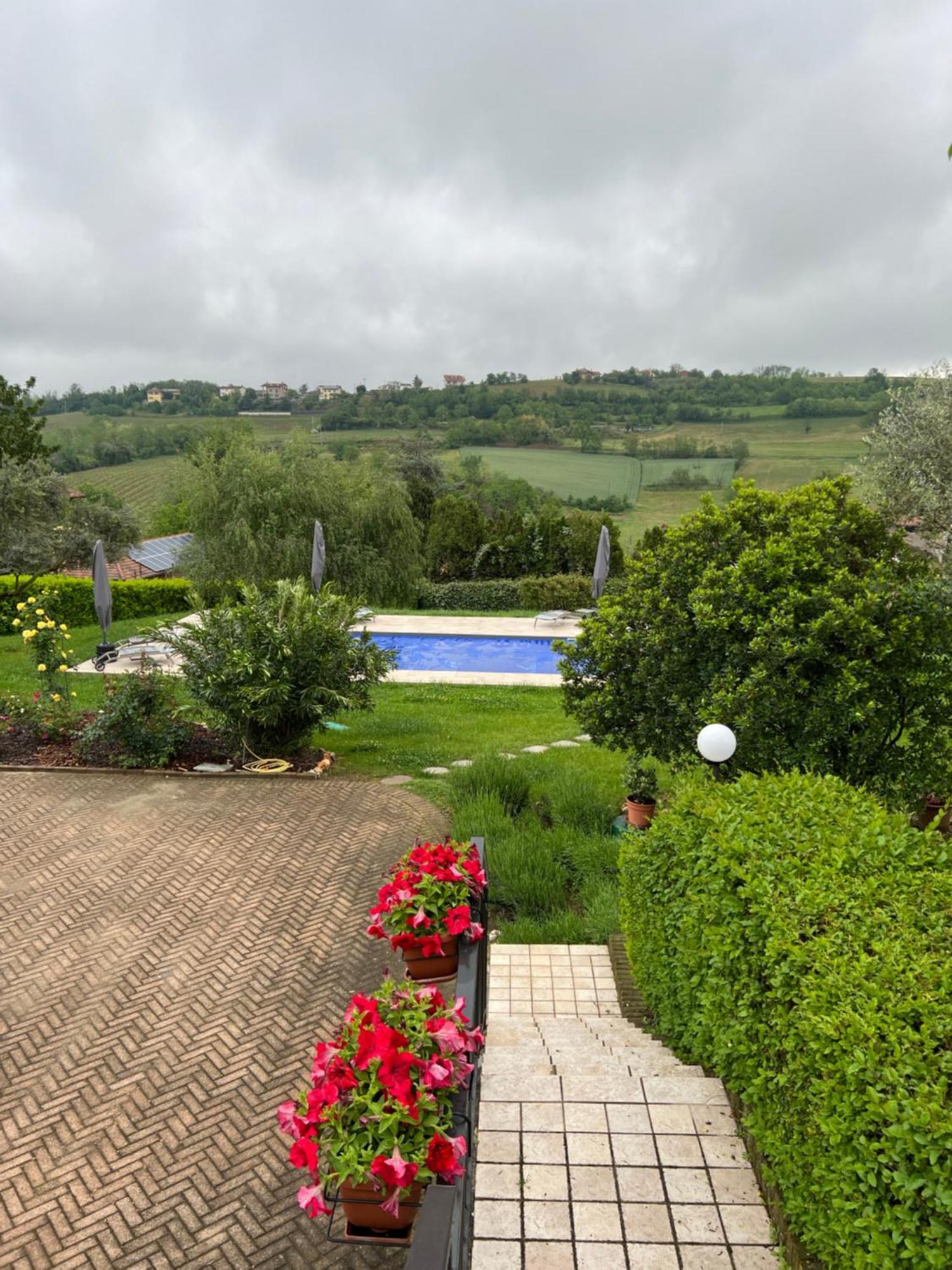 לינה וארוחת בוקר מונקלבו Cascina Il Volo מראה חיצוני תמונה