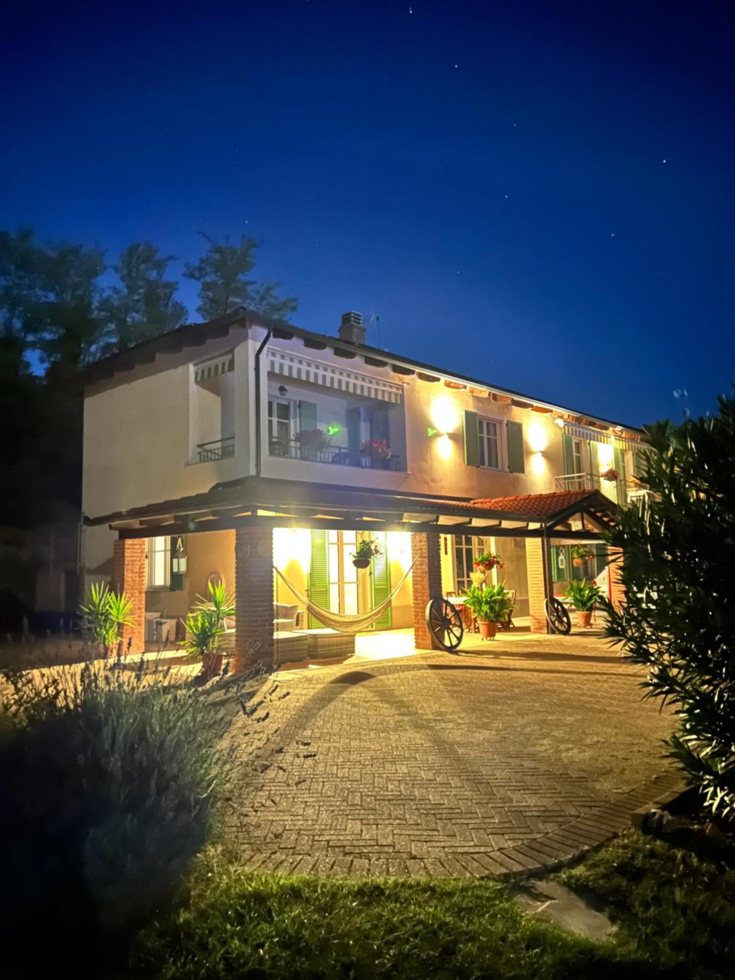 לינה וארוחת בוקר מונקלבו Cascina Il Volo מראה חיצוני תמונה