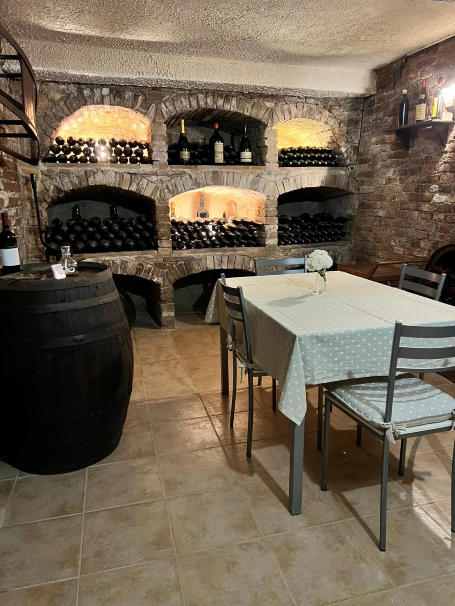 לינה וארוחת בוקר מונקלבו Cascina Il Volo מראה חיצוני תמונה