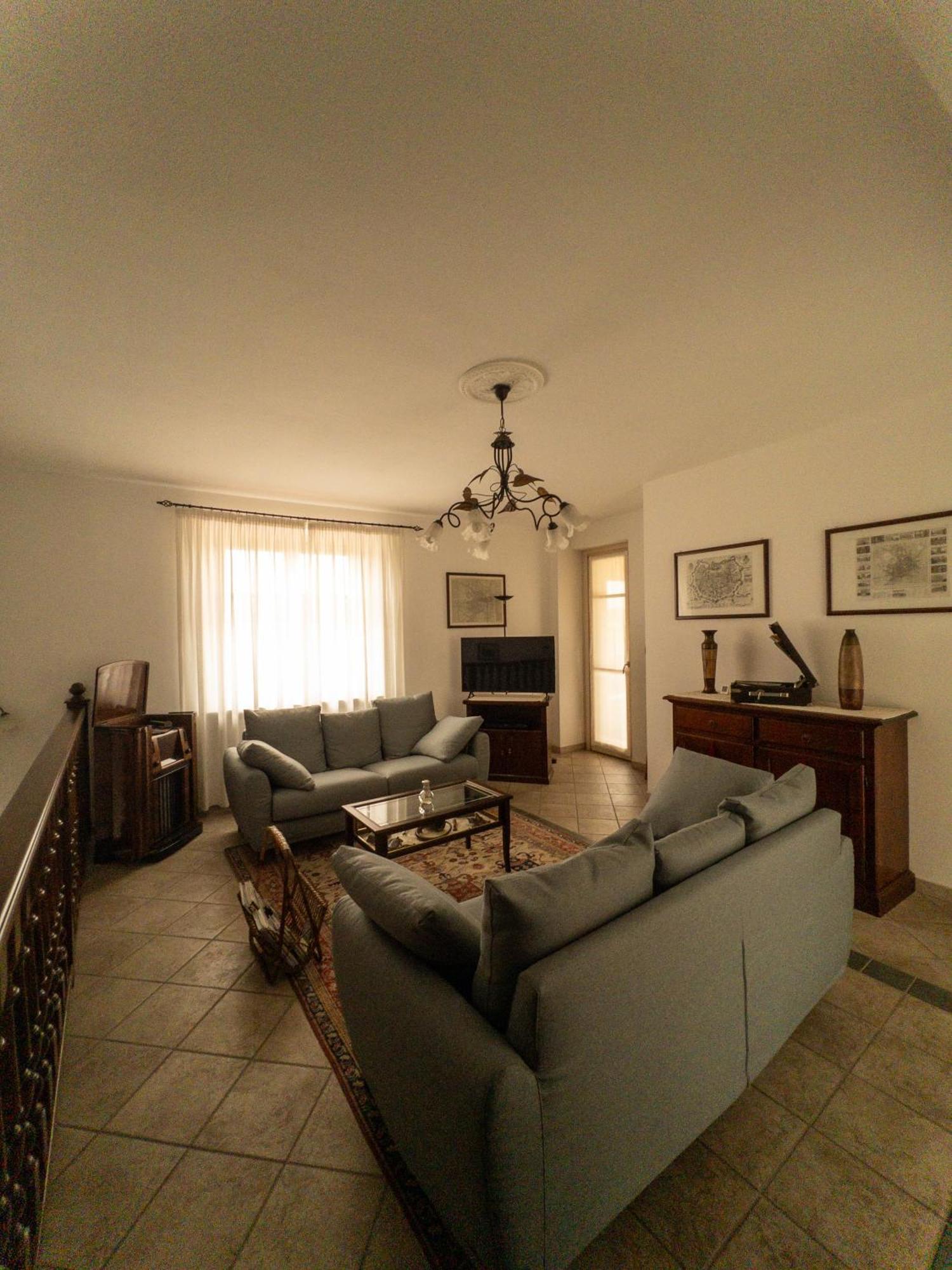 לינה וארוחת בוקר מונקלבו Cascina Il Volo מראה חיצוני תמונה